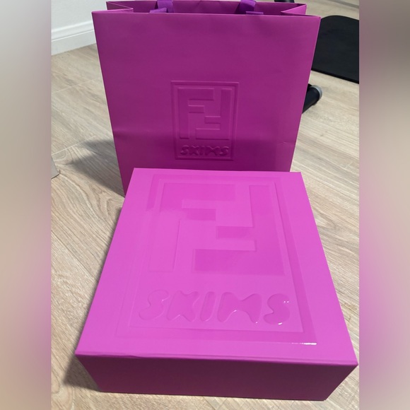 Fendi Skims Pouch🩷 - Picture 3 of 13